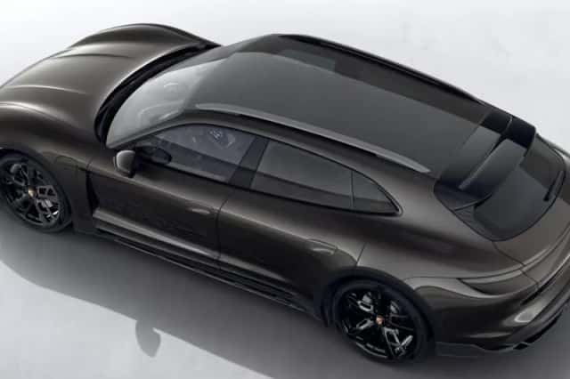 Porsche Taycan (2022) thumbnail 3