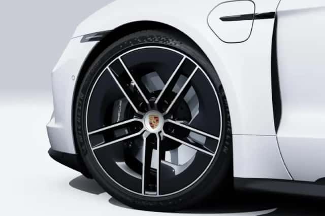 Porsche Taycan (2025) thumbnail 5