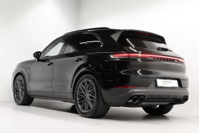 Porsche Cayenne (2023) thumbnail 3