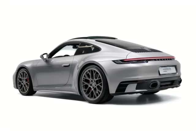 Porsche 911 (2023) thumbnail 3