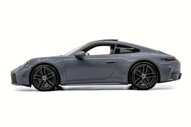 Porsche 911 (2025) thumbnail 2
