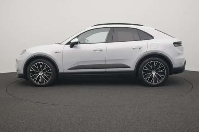 Porsche Macan (2025) thumbnail 2