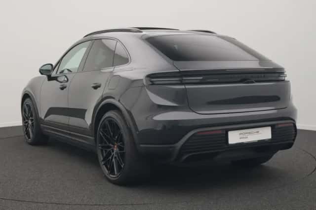 Porsche Macan (2024) thumbnail 3