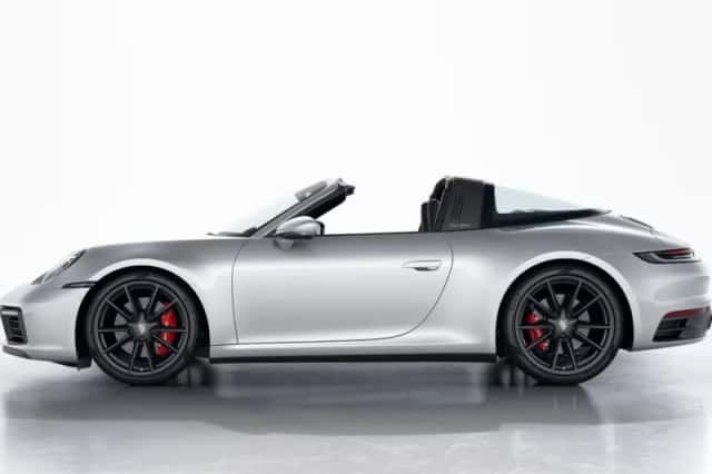 Porsche 911 (2023) thumbnail 2