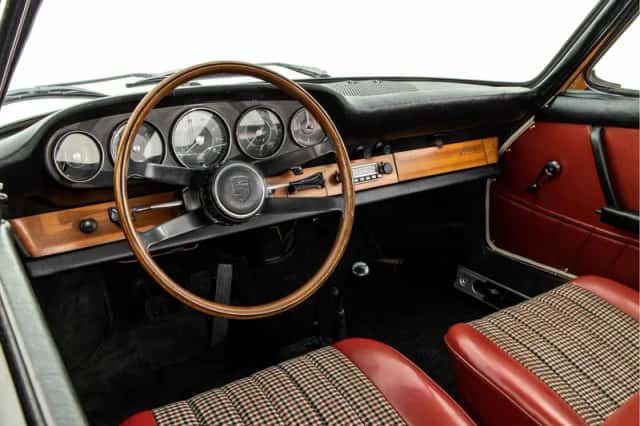 Porsche 911 (1965) thumbnail 3