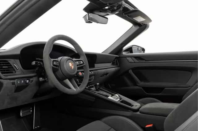 Porsche 911 (2025) thumbnail 3