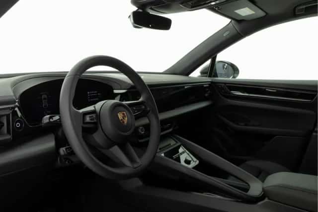 Porsche Macan (2025) thumbnail 3