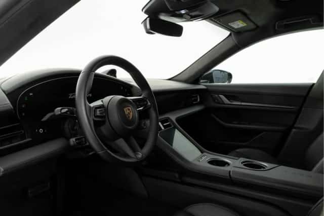 Porsche Taycan (2023) thumbnail 3