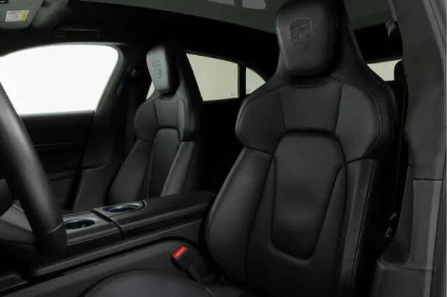 Porsche Taycan (2023) thumbnail 4
