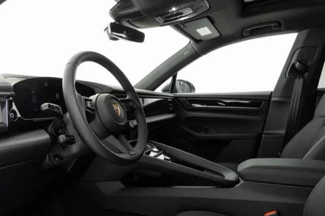 Porsche Macan (2026) thumbnail 3