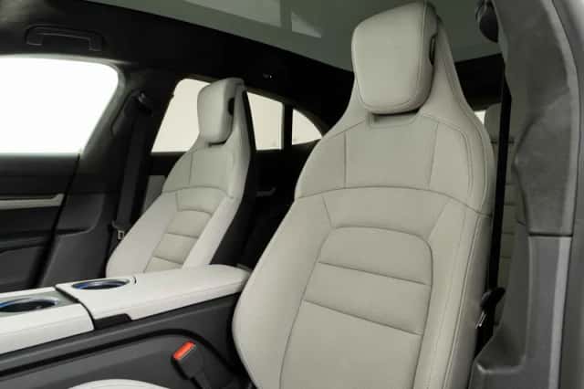 Porsche Taycan (2024) thumbnail 4
