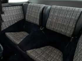 Porsche 911 (1975) thumbnail 18