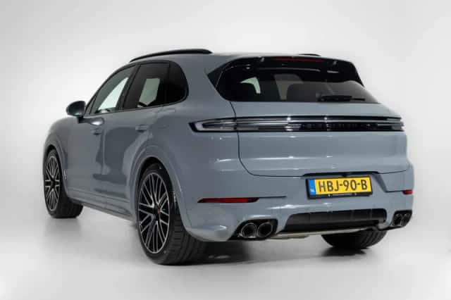 Porsche Cayenne (2025) thumbnail 2