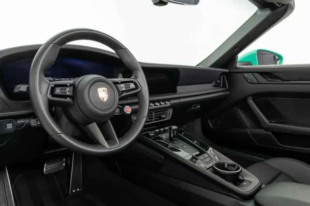 Porsche 911 (2025) thumbnail 3