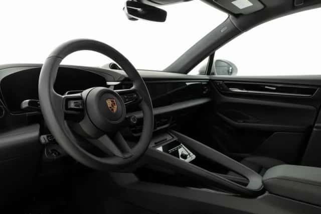 Porsche Macan (2026) thumbnail 3