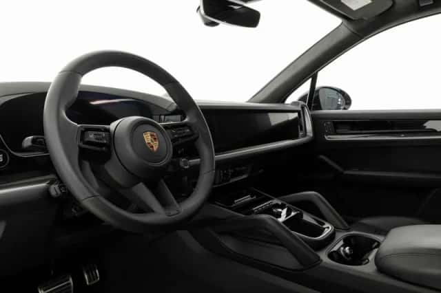 Porsche Cayenne (2025) thumbnail 3