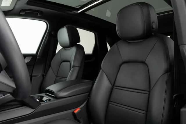 Porsche Cayenne (2024) thumbnail 4