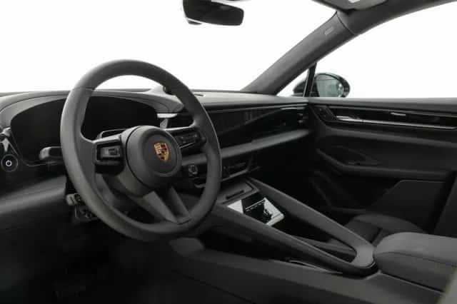 Porsche Macan (2026) thumbnail 3