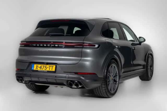 Porsche Cayenne (2024) thumbnail 2