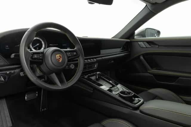 Porsche 911 (2025) thumbnail 3