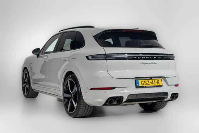 Porsche Cayenne (2024) thumbnail 2