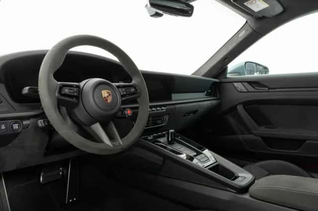 Porsche 911 (2025) thumbnail 3