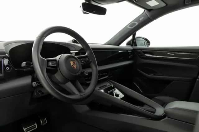 Porsche Macan (2024) thumbnail 3