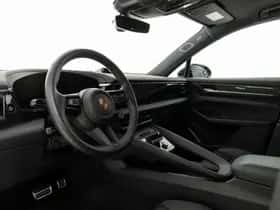 Porsche Macan (2024) thumbnail 3