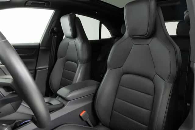 Porsche Macan (2024) thumbnail 4