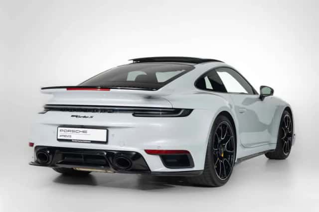 Porsche 911 (2025) thumbnail 2