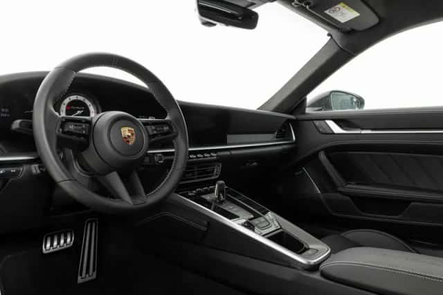 Porsche 911 (2025) thumbnail 3