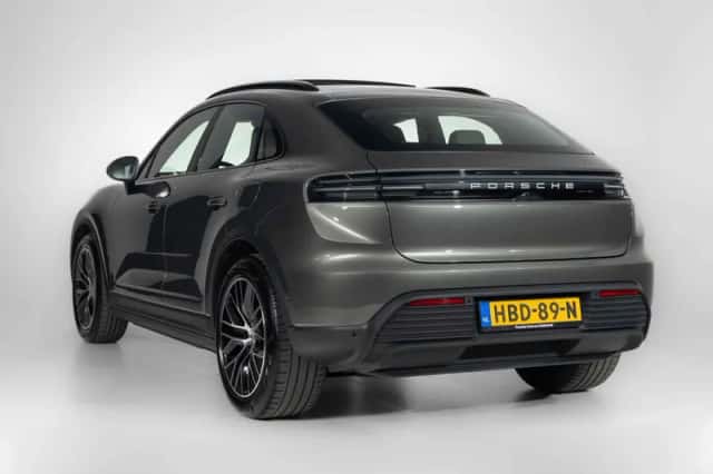 Porsche Macan (2025) thumbnail 2