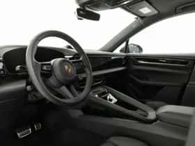 Porsche Macan (2024) thumbnail 3
