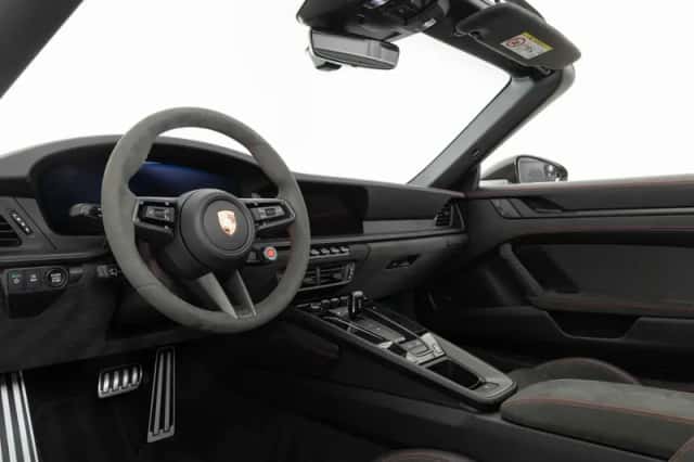 Porsche 911 (2025) thumbnail 3
