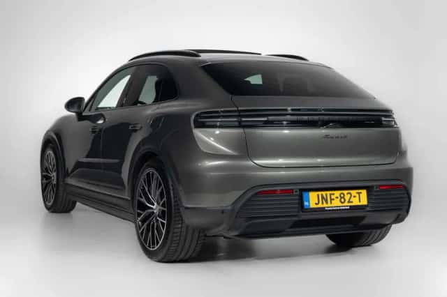 Porsche Macan (2025) thumbnail 2