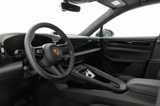 Porsche Macan (2025) thumbnail 3