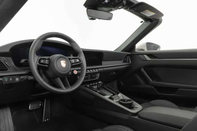 Porsche 911 (2025) thumbnail 3