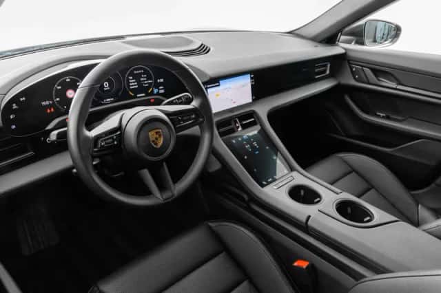 Porsche Taycan (2022) thumbnail 3
