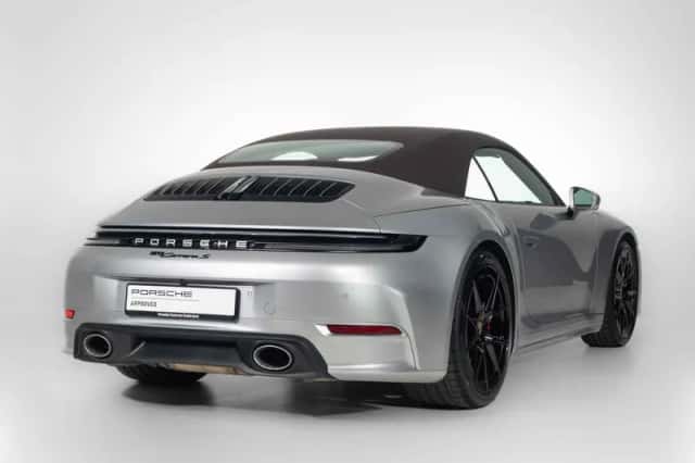 Porsche 911 (2025) thumbnail 2
