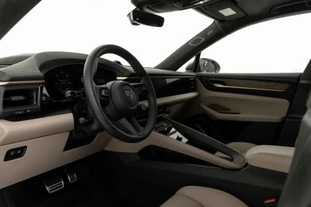 Porsche Macan (2025) thumbnail 3