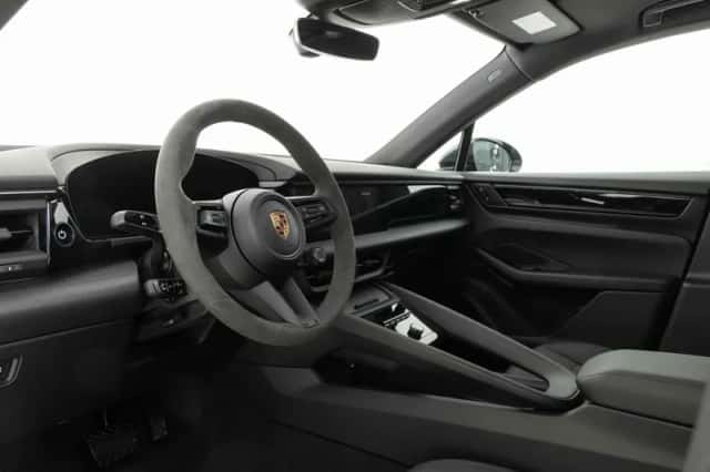 Porsche Macan (2025) thumbnail 3