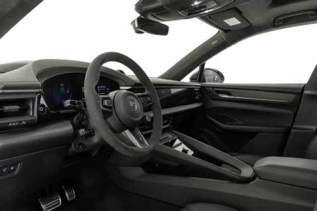 Porsche Macan (2025) thumbnail 3