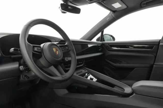Porsche Macan (2025) thumbnail 3