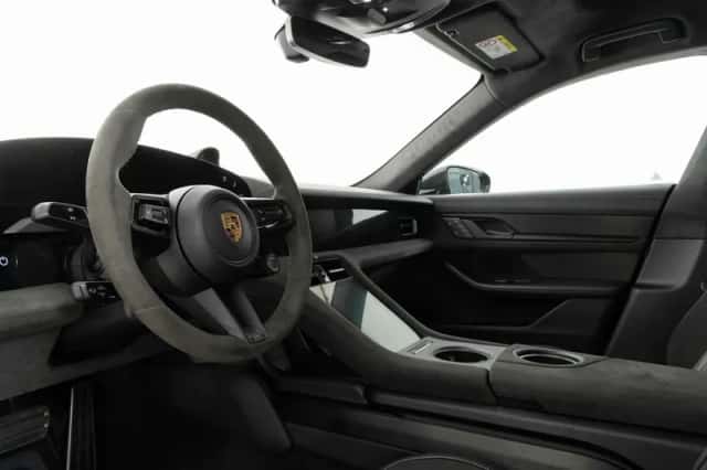 Porsche Taycan (2023) thumbnail 3
