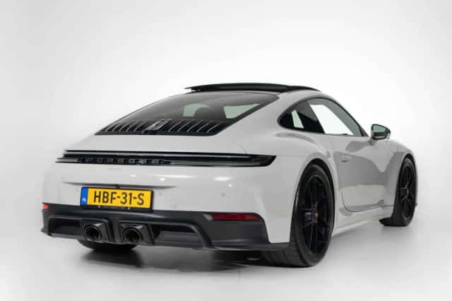 Porsche 911 (2025) thumbnail 2