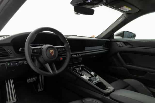 Porsche 911 (2025) thumbnail 3
