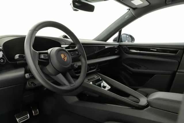 Porsche Macan (2024) thumbnail 3