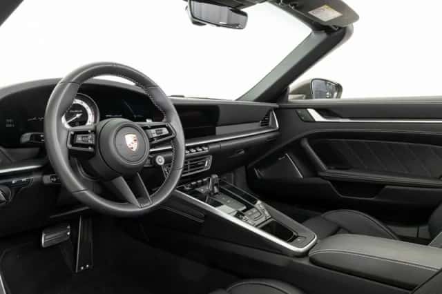 Porsche 911 (2025) thumbnail 3