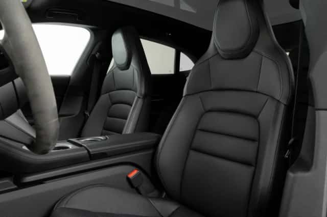 Porsche Taycan (2025) thumbnail 4
