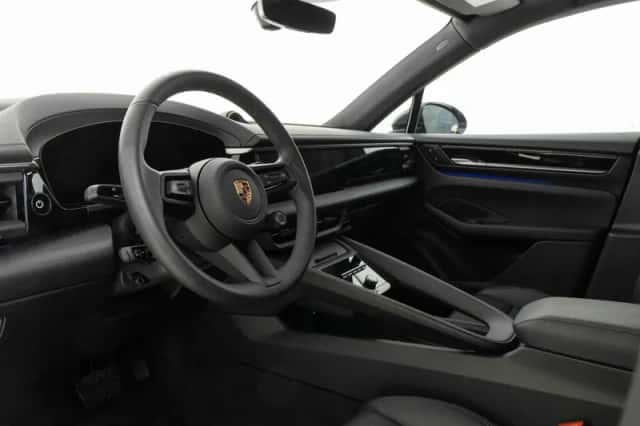 Porsche Macan (2025) thumbnail 3
